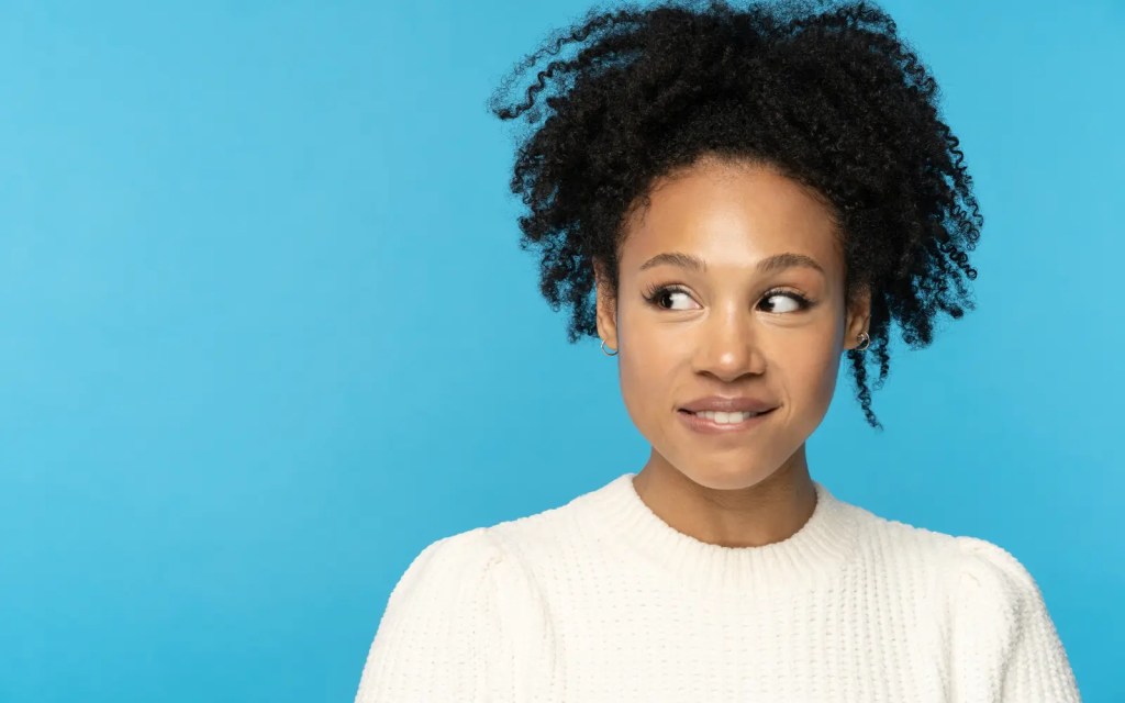 Brainspotting-therapy-in-Los-Angeles A woman glancing to her right, demonstrating a common brainspotting technique